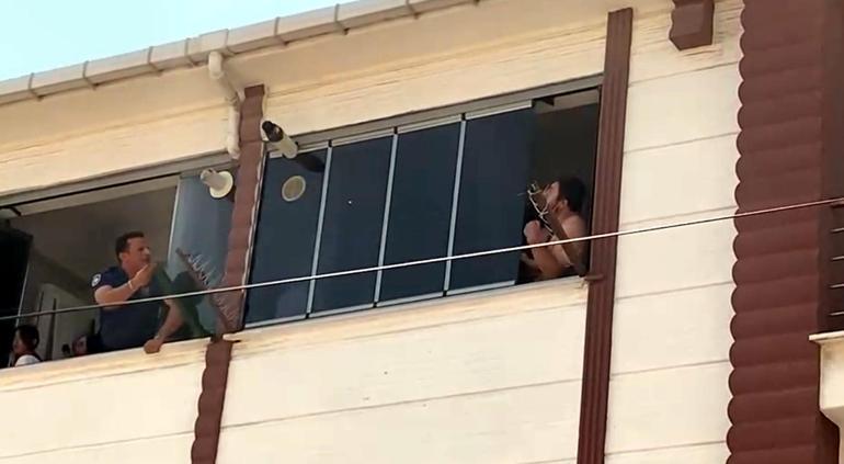 4 aylık oğlunu atmak için cama çıktı İkna sonuçsuz kaldı, nefes kesen kurtarma planı