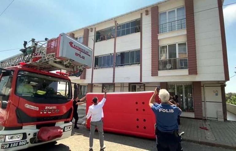 4 aylık oğlunu atmak için cama çıktı İkna sonuçsuz kaldı, nefes kesen kurtarma planı