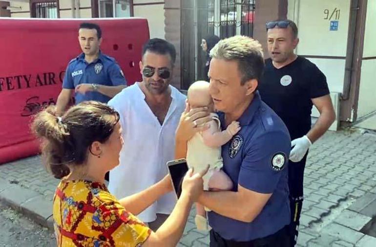 4 aylık oğlunu atmak için cama çıktı İkna sonuçsuz kaldı, nefes kesen kurtarma planı