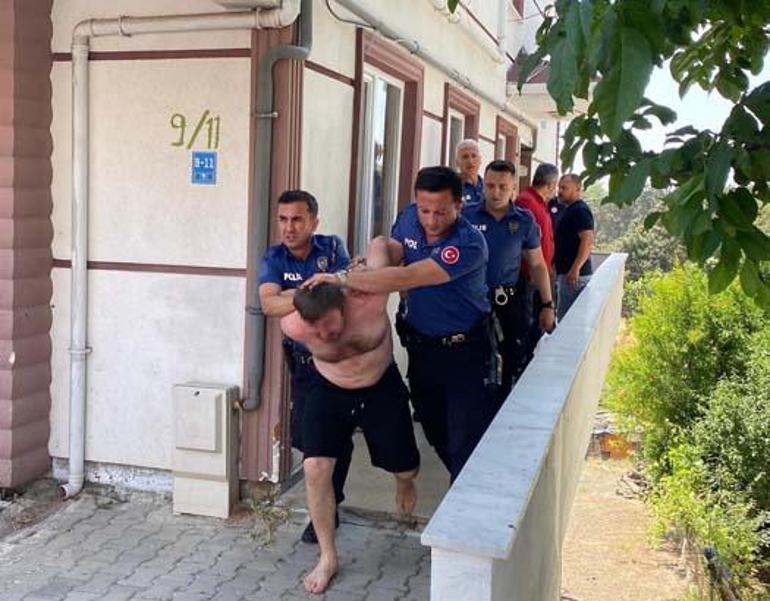 4 aylık oğlunu atmak için cama çıktı İkna sonuçsuz kaldı, nefes kesen kurtarma planı