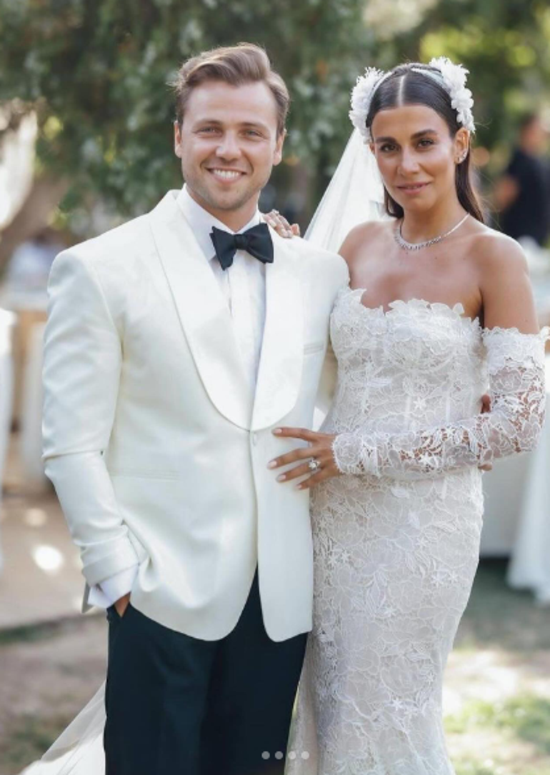 Tolga Sarıtaşın eşi Zeynep Mayruktan karnı burnunda pozlar