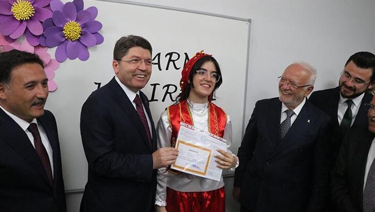 Adalet Bakanı Tunç, Kayseride öğrencilere karne dağıttı
