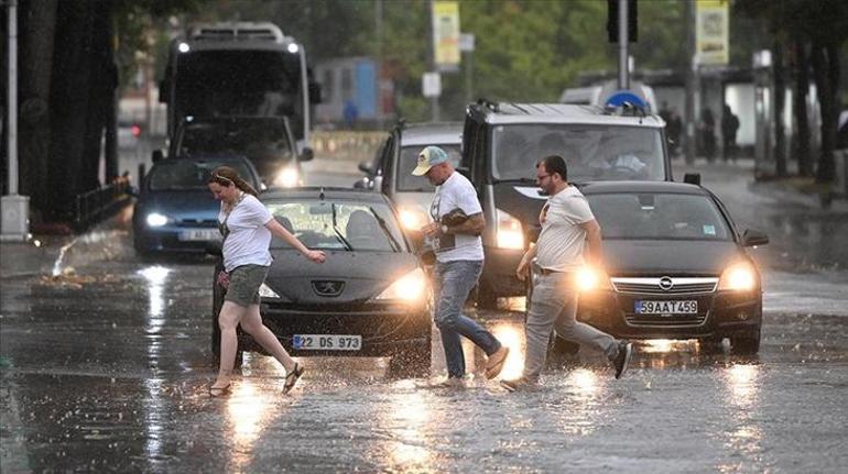 Meteoroloji yeni harita yayımladı Sıcaktan bunalan şehir sağanak yağış ile serinledi