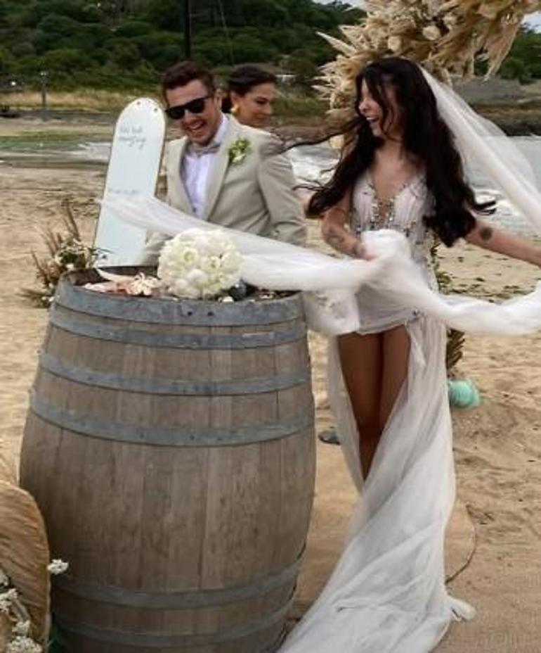 Demet Özdemir nikah şahidi oldu Eşref Rüyadaki rol arkadaşını yalnız bırakmadı