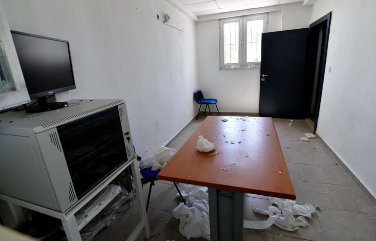 6856678f6c689faa63f8195d İzmir'de pazar yerine saldırı: Camlar kırıldı, tahrip edildi, tavan kaplamaları söküldü