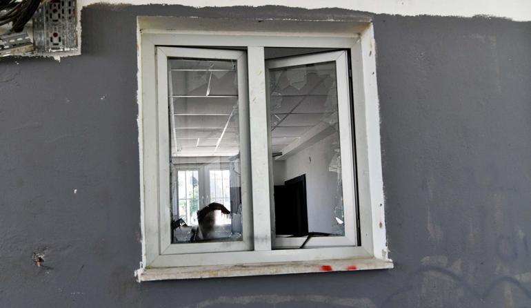 6856678f6c689faa63f81963 İzmir'de pazar yerine saldırı: Camlar kırıldı, tahrip edildi, tavan kaplamaları söküldü