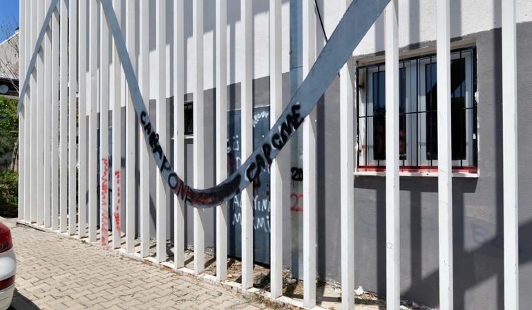 6856678f6c689faa63f81966 İzmir'de pazar yerine saldırı: Camlar kırıldı, tahrip edildi, tavan kaplamaları söküldü