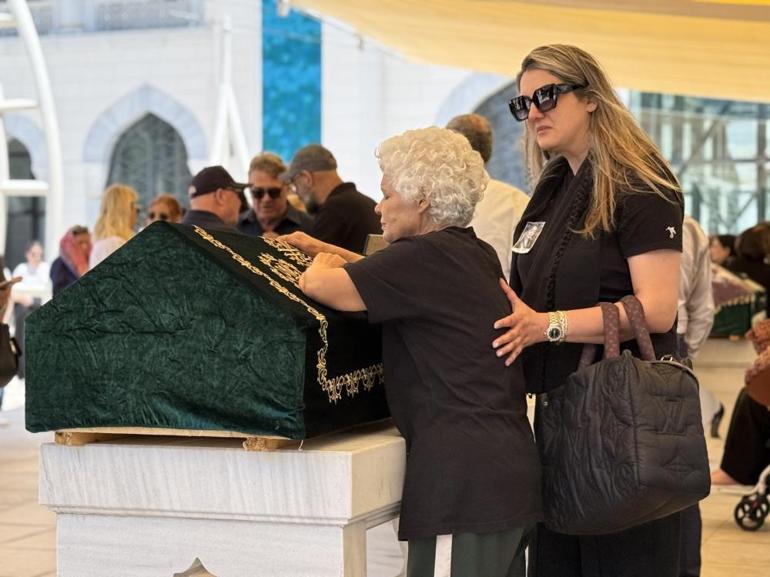 Nihal Candan hayatını kaybetti Gözyaşlarıyla son yolculuğuna uğurlandı