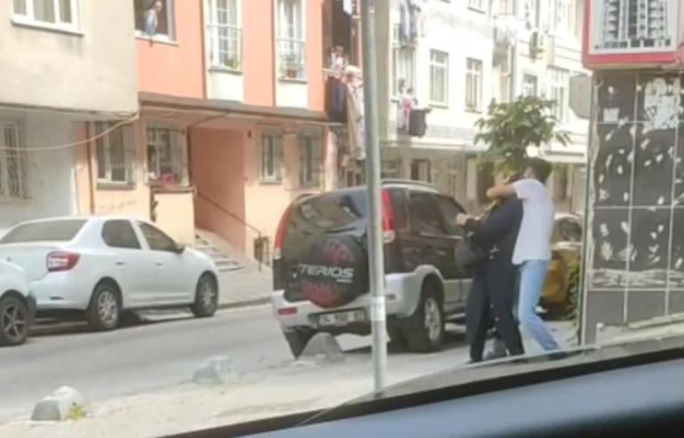 Sultangazi’de annesini sokak ortasında darbetti, kimse müdahale etmedi
