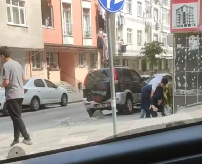 Sultangazi’de annesini sokak ortasında darbetti, kimse müdahale etmedi