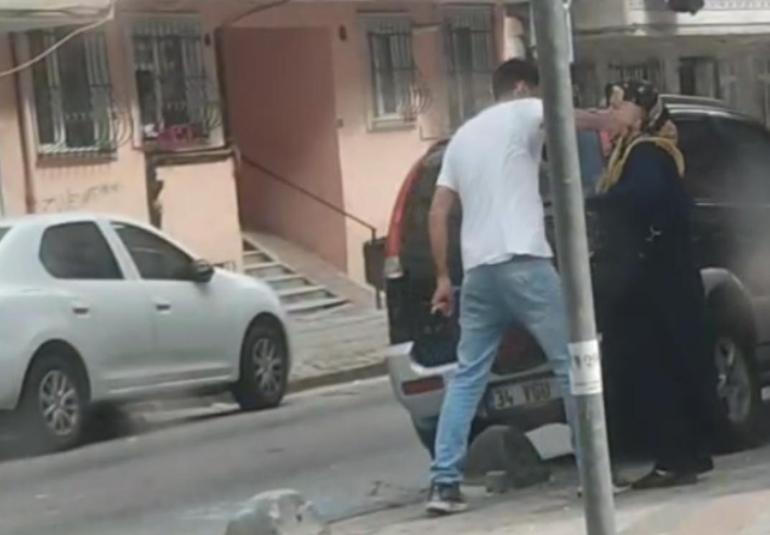 Sultangazi’de annesini sokak ortasında darbetti, kimse müdahale etmedi