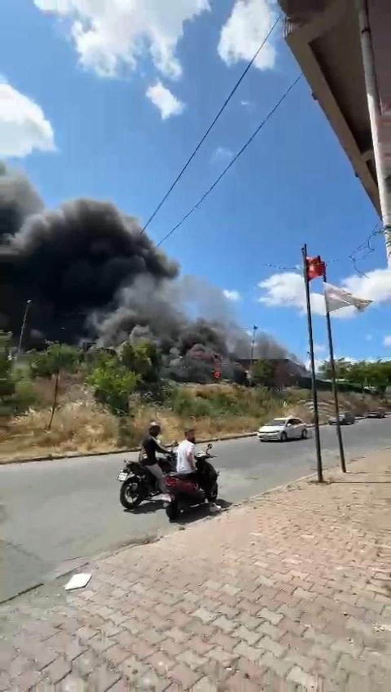 İstanbulda korkutan yangın Dumanlar birçok noktadan görülüyor