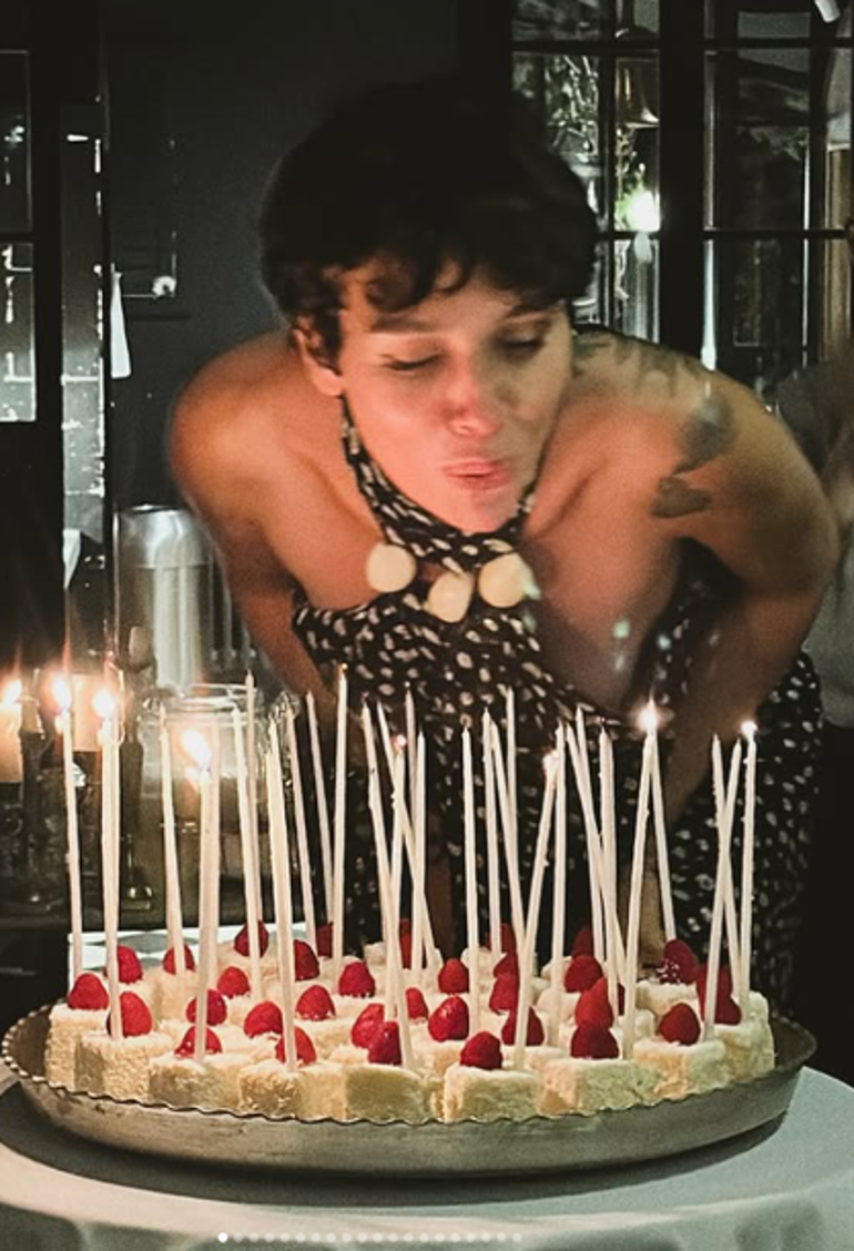 Birce Akalaya romantik doğum günü Partiye ünlü isimler akın etti