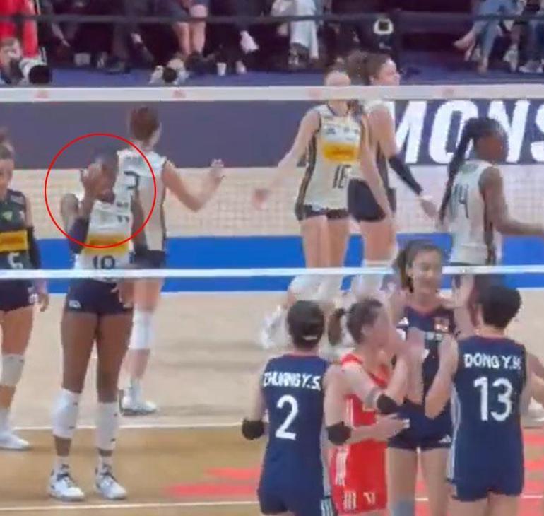 İtalya’da Paola Egonu çılgına döndü 19 yaşındaki Donga Buraya gel işareti