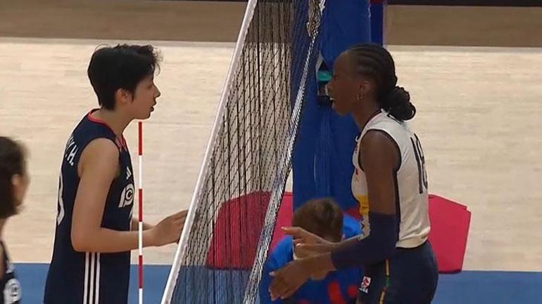 İtalya’da Paola Egonu çılgına döndü 19 yaşındaki Donga Buraya gel işareti