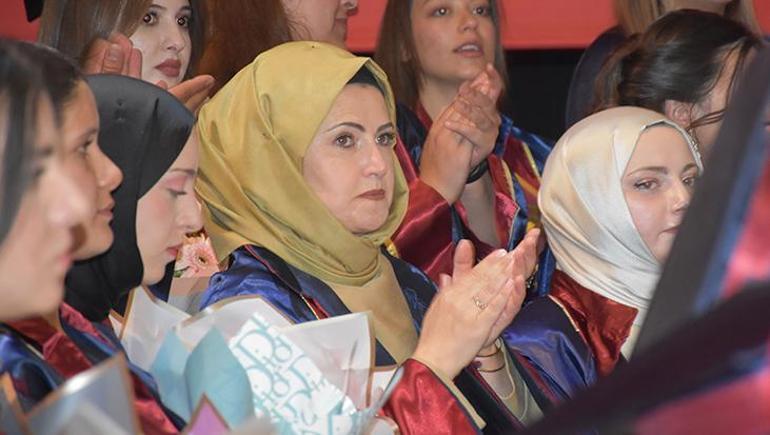 68590327105959d3b8d465e3 2 kanseri yendi, üniversiteden birincilikle mezun oldu! Diplomasını kızının elinden aldı