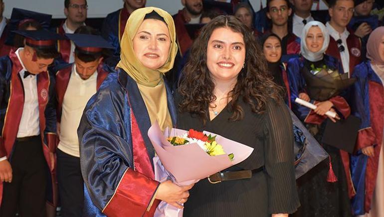 6859036f105959d3b8d465e8 2 kanseri yendi, üniversiteden birincilikle mezun oldu! Diplomasını kızının elinden aldı
