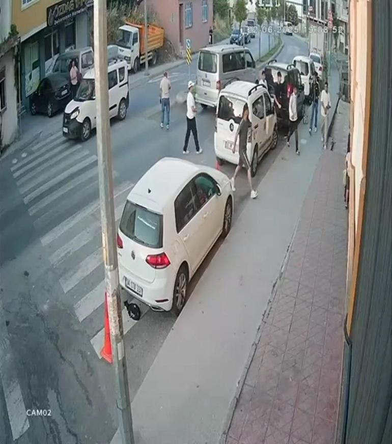 Minibüsle gelen grup tekme tokat saldırdı Güvenlik kamerası her şeyi kaydetti