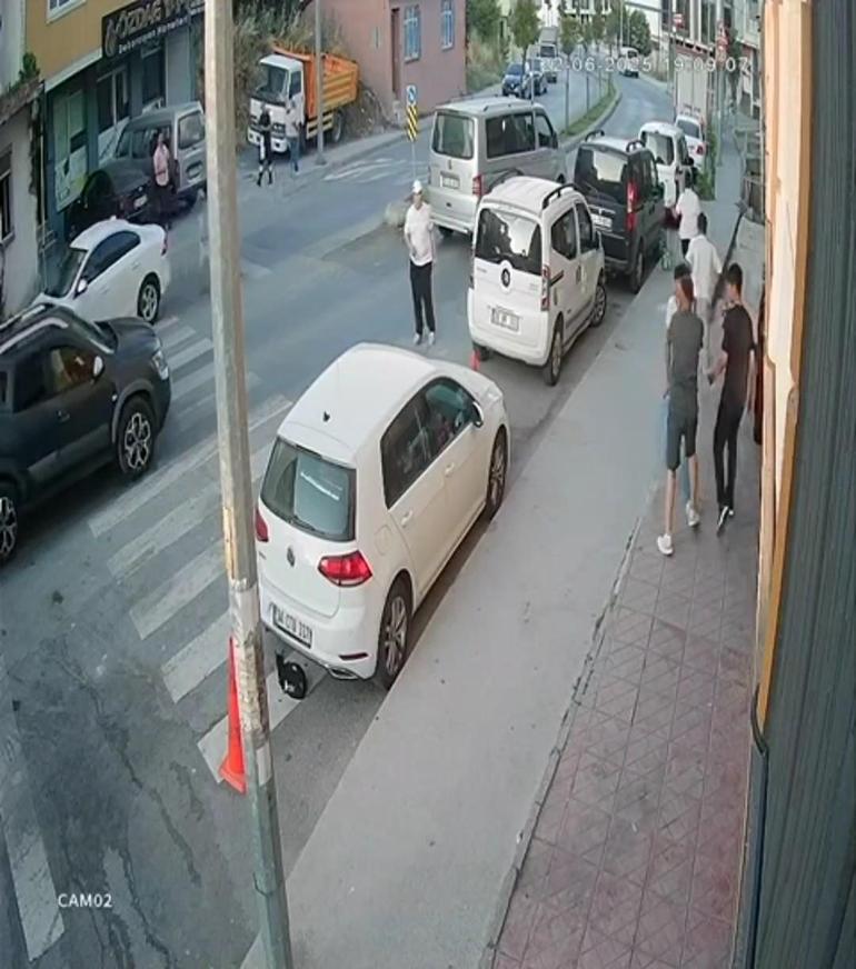 Minibüsle gelen grup tekme tokat saldırdı Güvenlik kamerası her şeyi kaydetti
