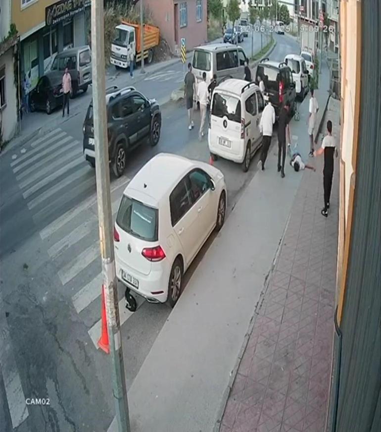 Minibüsle gelen grup tekme tokat saldırdı Güvenlik kamerası her şeyi kaydetti