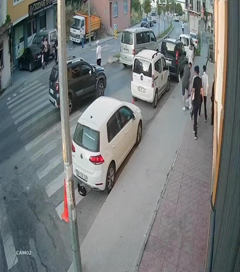 Minibüsle gelen grup tekme tokat saldırdı Güvenlik kamerası her şeyi kaydetti