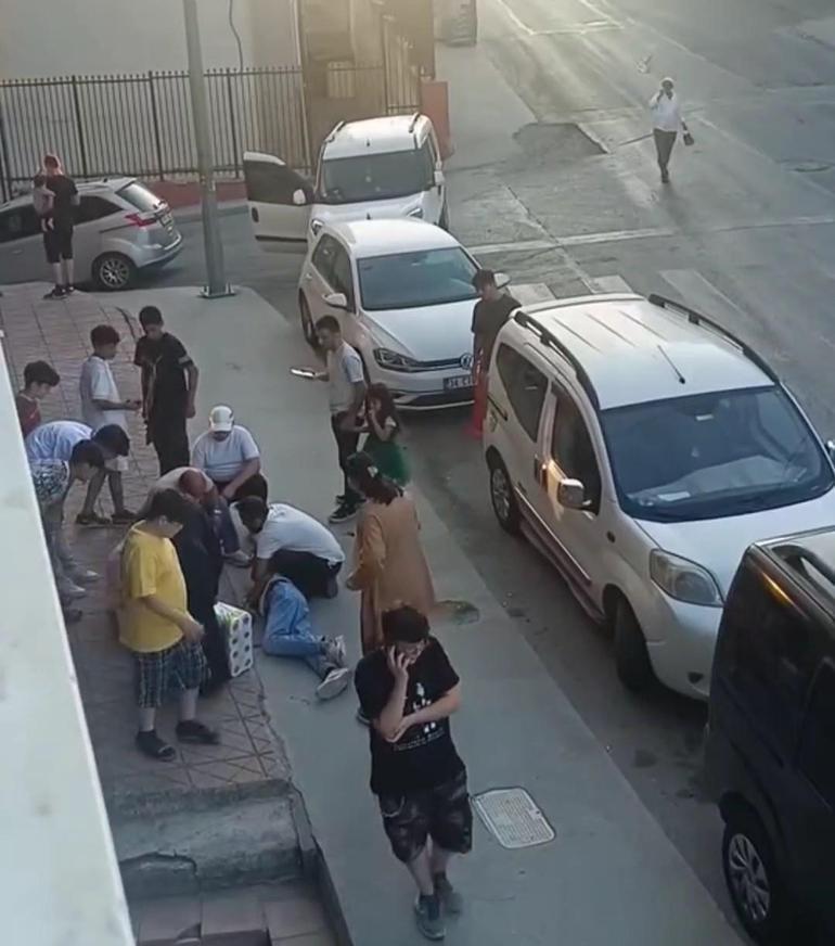 Minibüsle gelen grup tekme tokat saldırdı Güvenlik kamerası her şeyi kaydetti