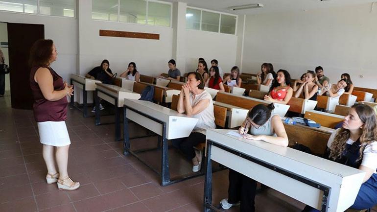 Tam 42 yıl Profesör, emekli olduğu üniversiteye öğrenci olarak geri döndü