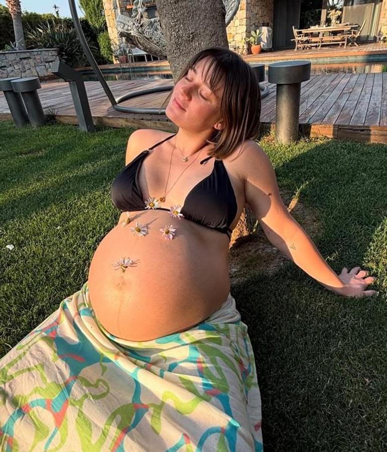 Doğum için gün sayıyor Karnı burnunda Gizem Karacadan yoga pozu