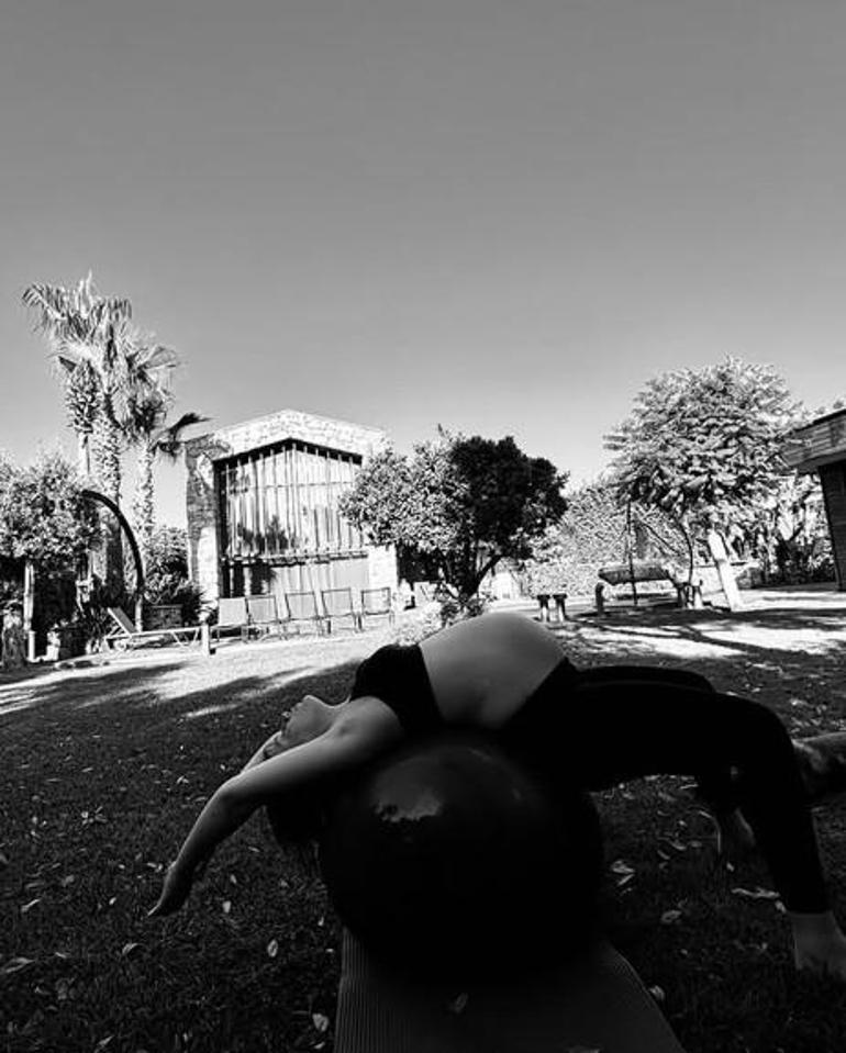 Doğum için gün sayıyor Karnı burnunda Gizem Karacadan yoga pozu