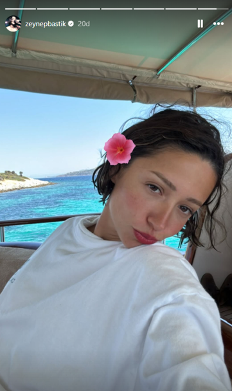 Tekneden bikinili poz Zeynep Bastık kendini mavi sulara attı