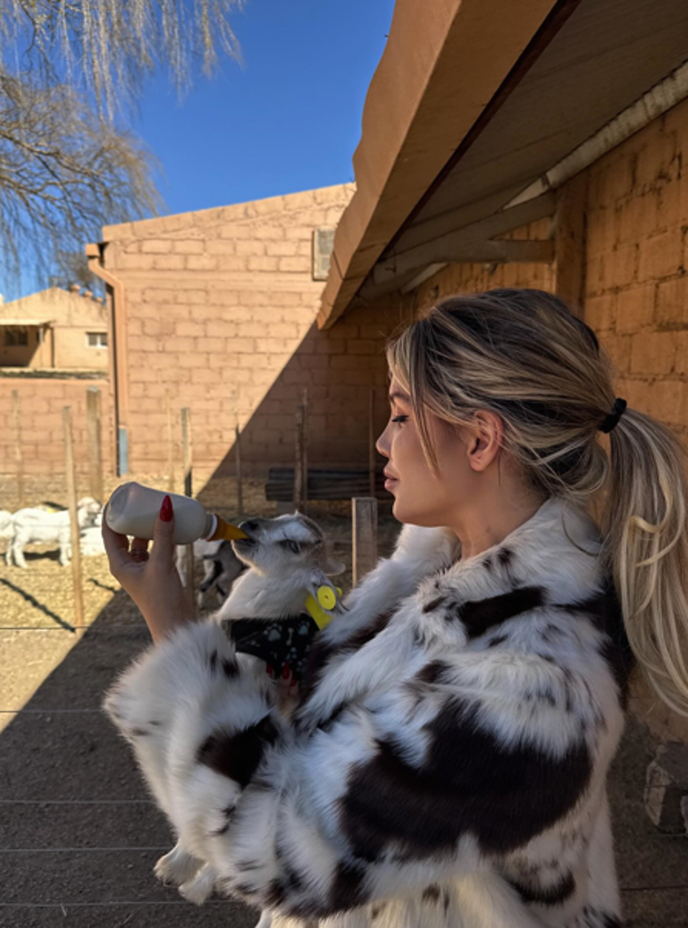 Wanda Nara kuzulara süt içirdi Karda bisiklete bindi