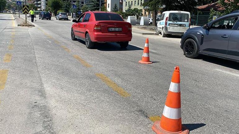 Yola aniden çıkan çocuğa otomobil çarptı: Kaza anı kamerada