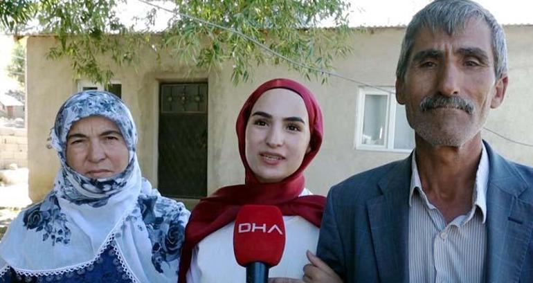 YKS sonrası kızını çiçeklerle karşılayan baba: Ben okuyamadım ama çocuklarımın hepsi okusun