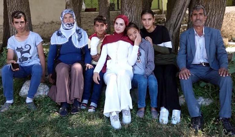 YKS sonrası kızını çiçeklerle karşılayan baba: Ben okuyamadım ama çocuklarımın hepsi okusun