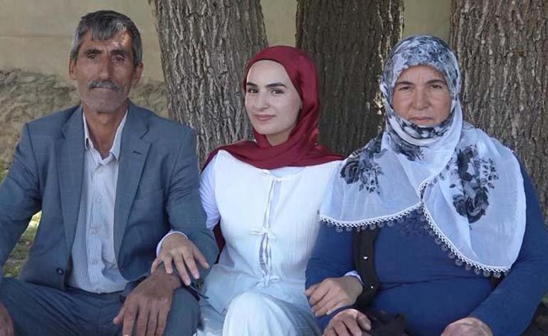 YKS sonrası kızını çiçeklerle karşılayan baba: Ben okuyamadım ama çocuklarımın hepsi okusun