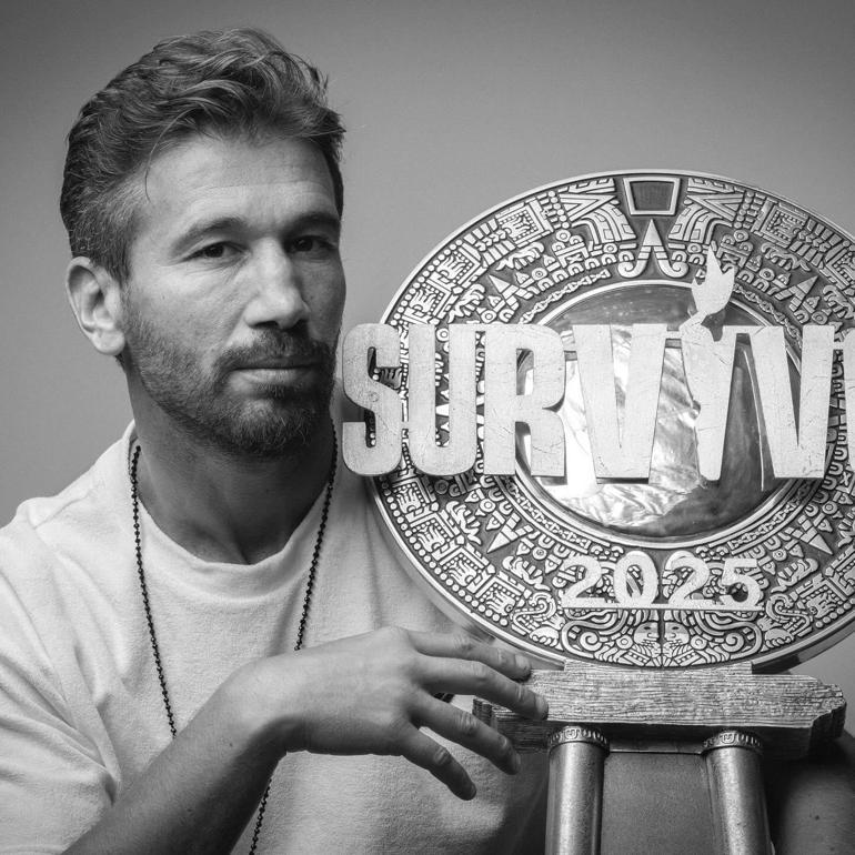 Survivor 2025 şampiyonu Adem Kılıççı kupasıyla poz verdi Şarkı seçimi dikkat çekti