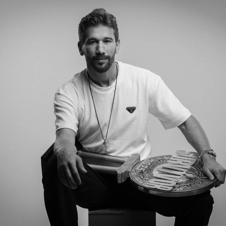 Survivor 2025 şampiyonu Adem Kılıççı kupasıyla poz verdi Şarkı seçimi dikkat çekti
