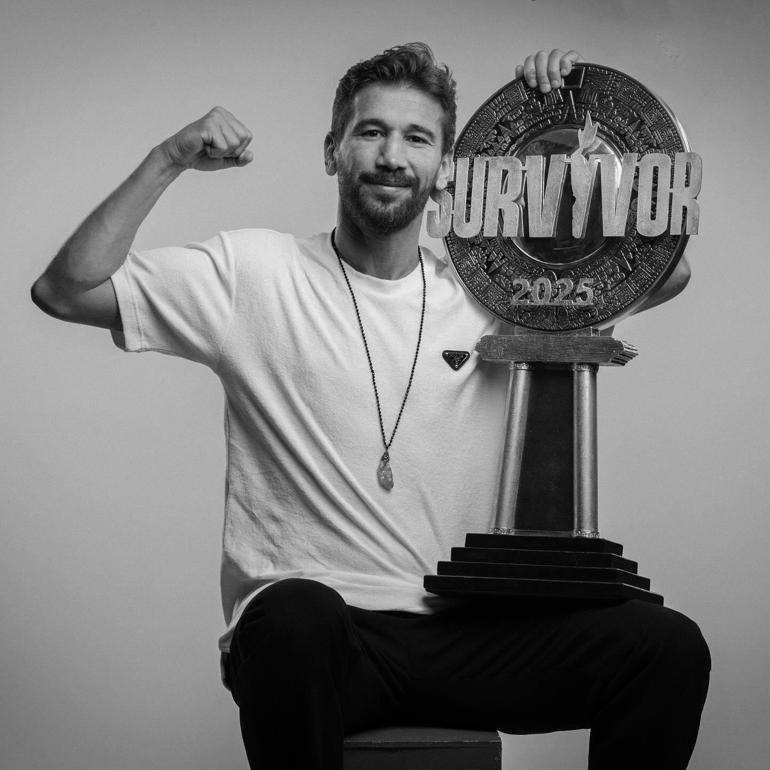 Survivor 2025 şampiyonu Adem Kılıççı kupasıyla poz verdi Şarkı seçimi dikkat çekti