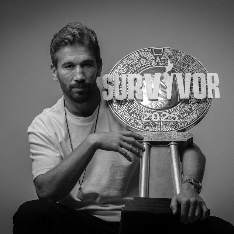 Survivor 2025 şampiyonu Adem Kılıççı kupasıyla poz verdi Şarkı seçimi dikkat çekti