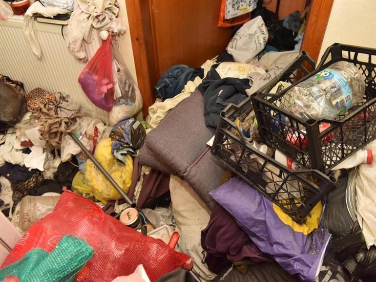 Daha geçen yıl ekipler 16 kamyon çıkarmıştı Bu kez binadan 20 kamyon çöp çıktı
