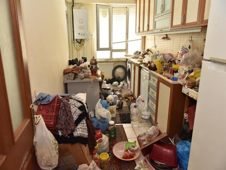 Daha geçen yıl ekipler 16 kamyon çıkarmıştı Bu kez binadan 20 kamyon çöp çıktı