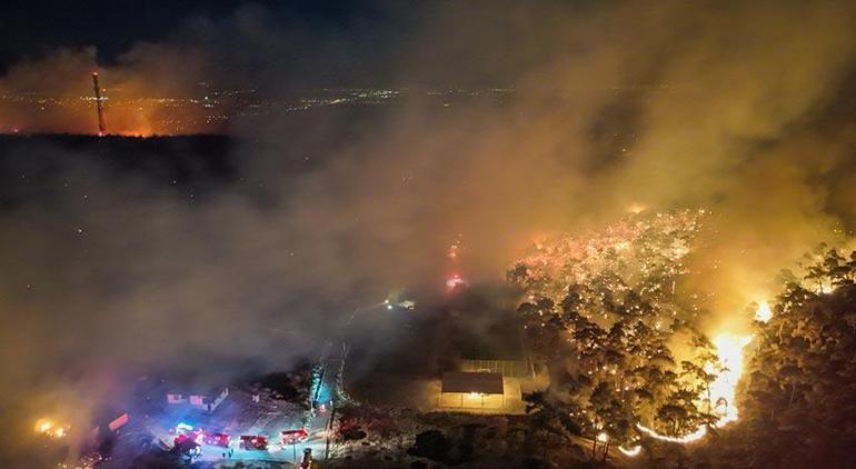 İzmirde çöplük alanda başlayan yangın ormana sıçradı Ekipler müdahale ediyor