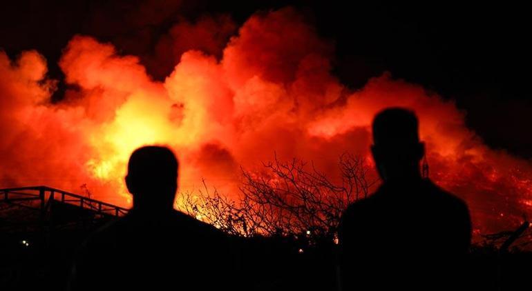 İzmirde çöplük alanda başlayan yangın ormana sıçradı Ekipler müdahale ediyor