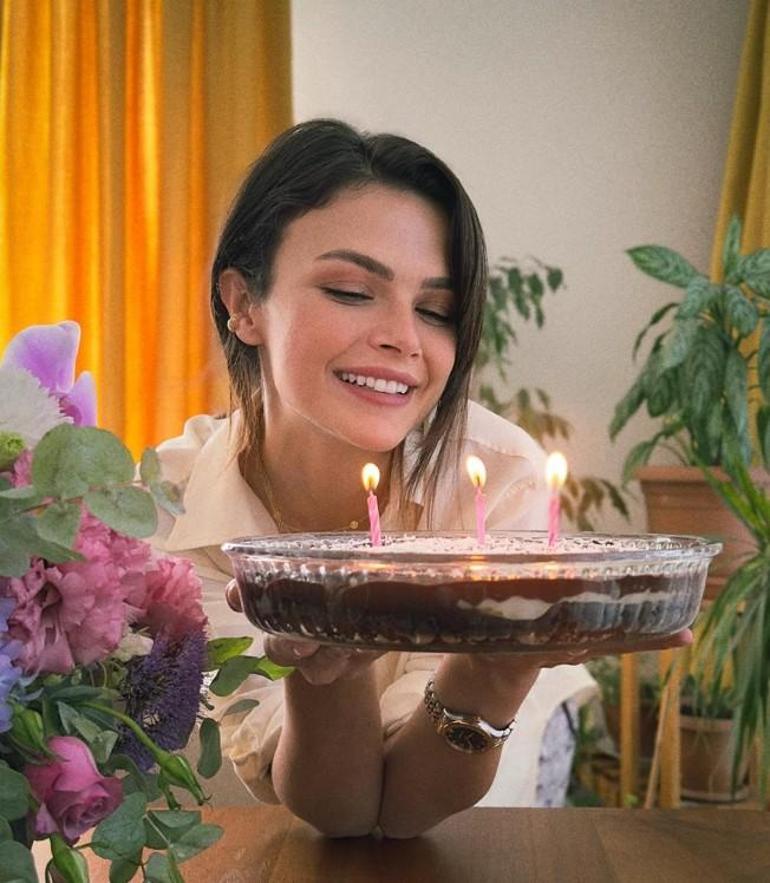 Uzak Şehirin Alyası Sinem Ünsal tatilde aşka geldi İşte sevgilisi Berk Cankat ile yeni karesi