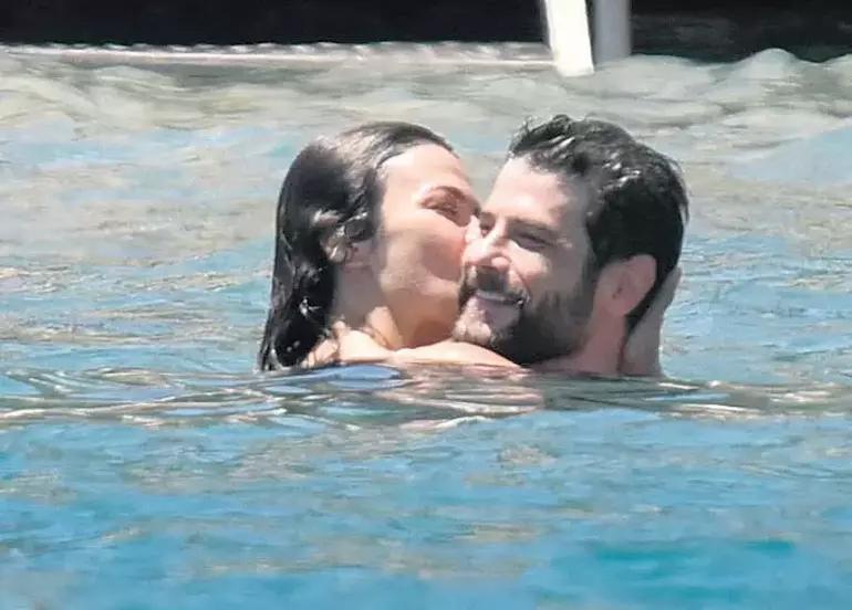 Uzak Şehirin Alyası Sinem Ünsal tatilde aşka geldi İşte sevgilisi Berk Cankat ile yeni karesi