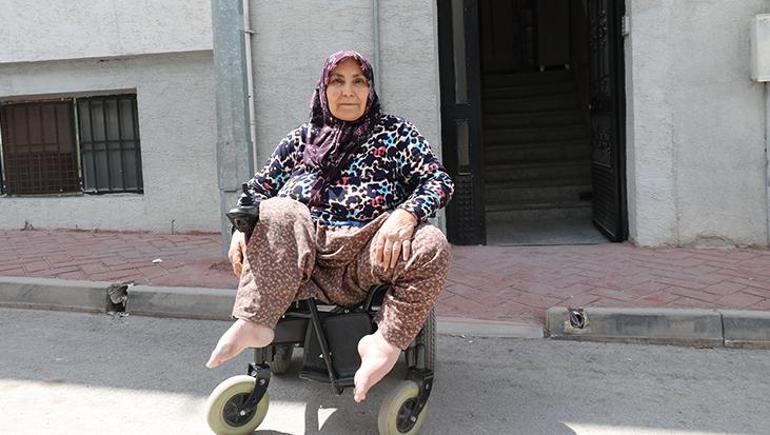 63 yıldır emekleyerek yaşıyor Hatice teyze asansör bekliyor: 2inci kata 15-20 dakikada anca çıkıyorum