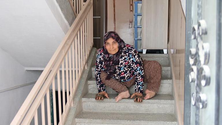 63 yıldır emekleyerek yaşıyor Hatice teyze asansör bekliyor: 2inci kata 15-20 dakikada anca çıkıyorum