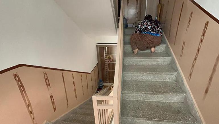 63 yıldır emekleyerek yaşıyor Hatice teyze asansör bekliyor: 2inci kata 15-20 dakikada anca çıkıyorum