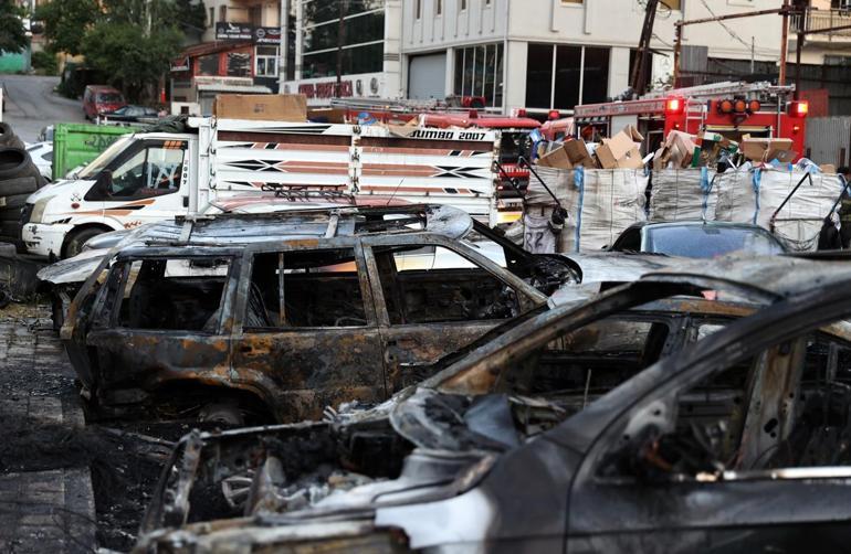 Ataşehirde yangın: Park halindeki otomobiller yandı