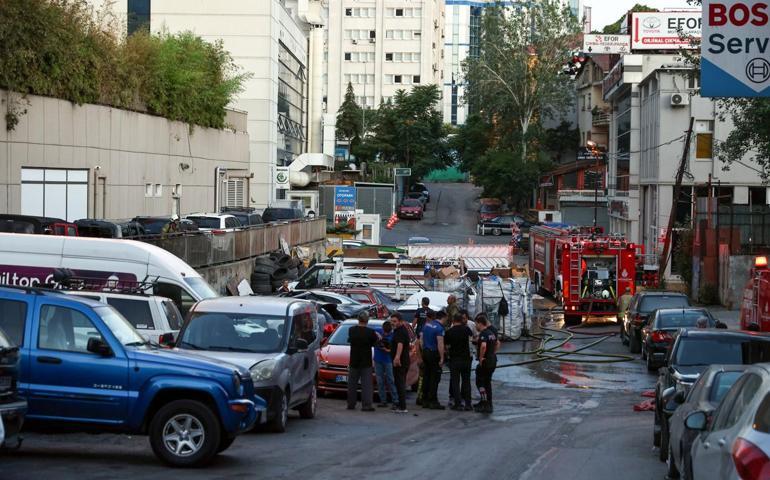 Ataşehirde yangın: Park halindeki otomobiller yandı
